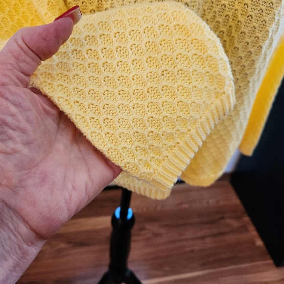 Buttery yellow light weight knit sweater - Picture 6 of 7